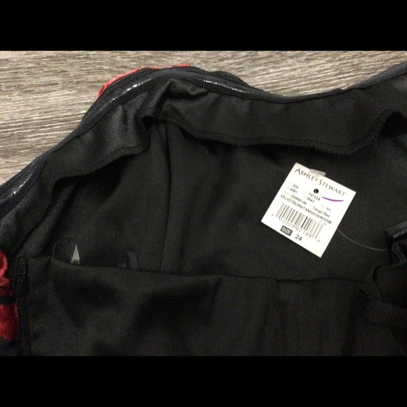 NWT Plus Velvet-Look Corset Red/Black Size 24 - Picture 6 of 6